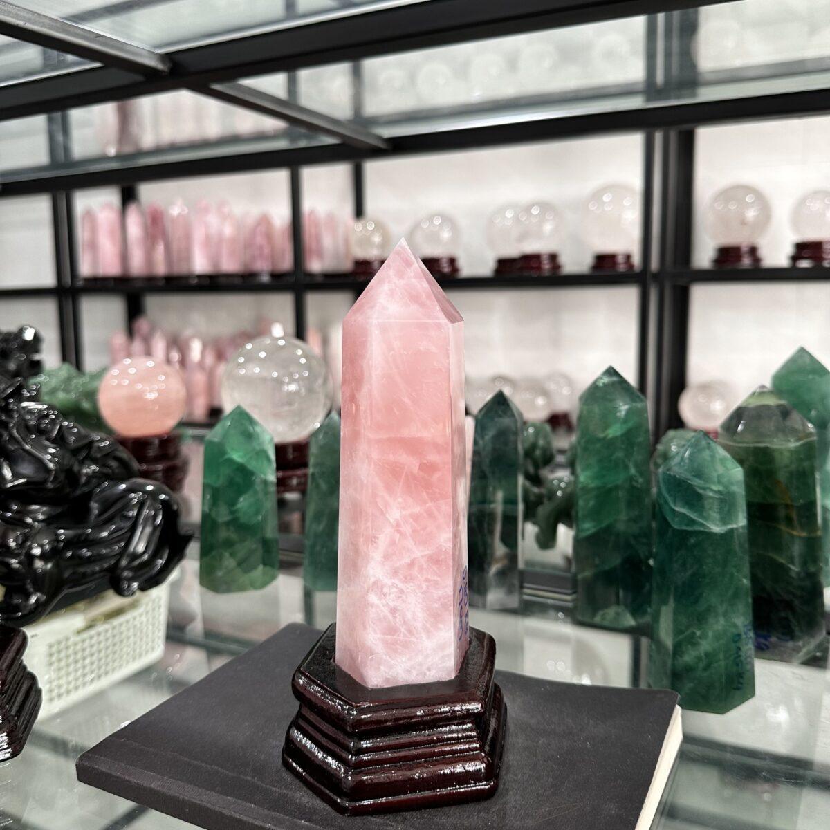 trụ đá thạch anh hồng