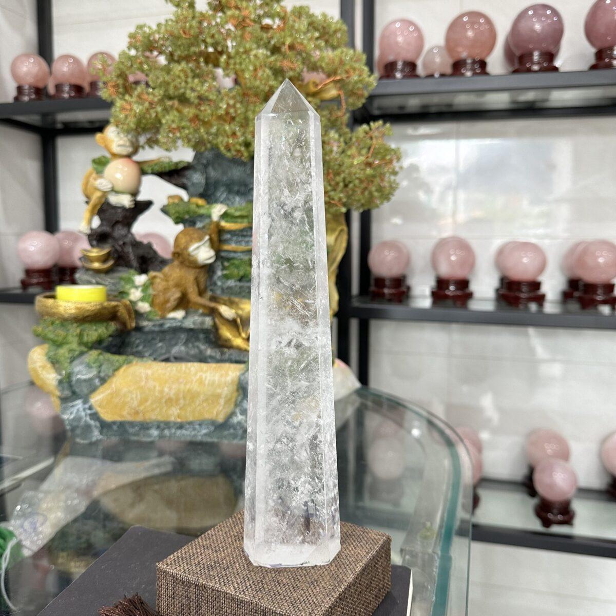 trụ đá thạch anh trắng