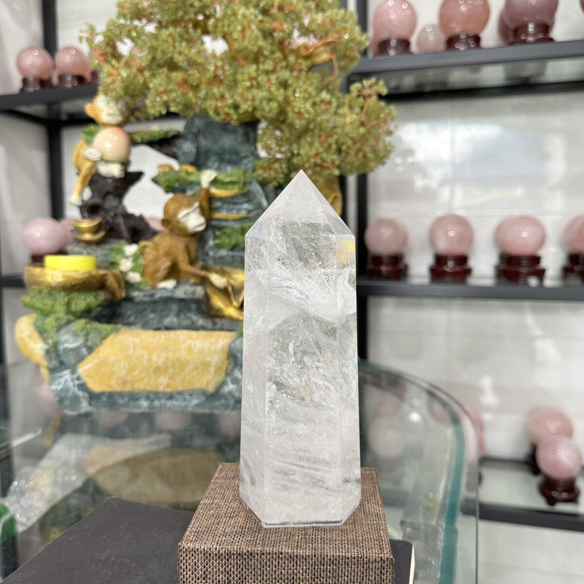 trụ đá thạch anh trắng