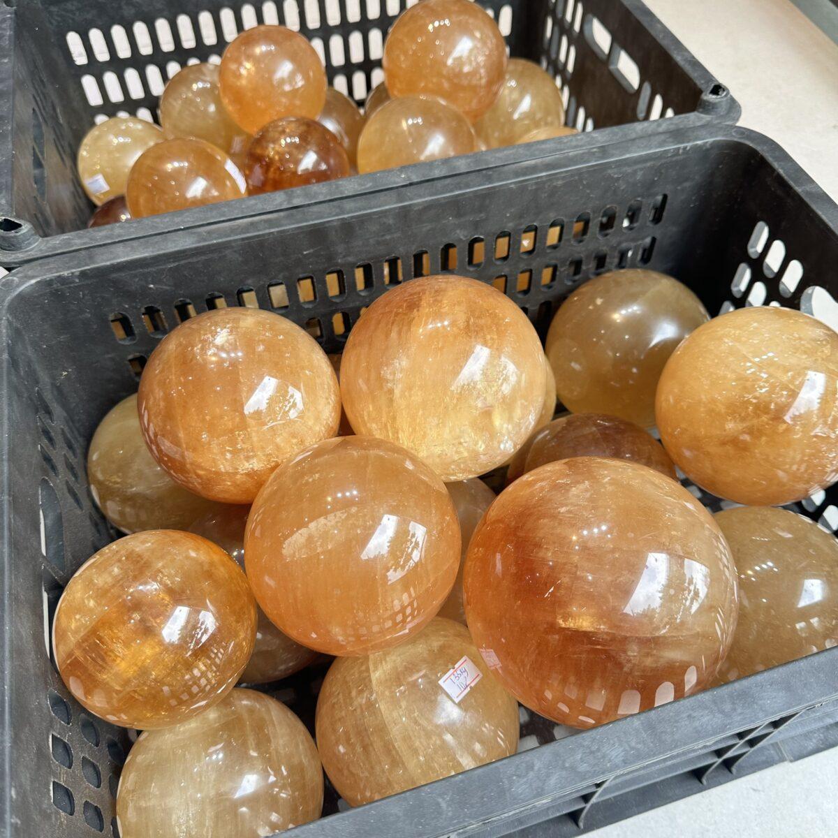 cầu đá thạch anh vàng non