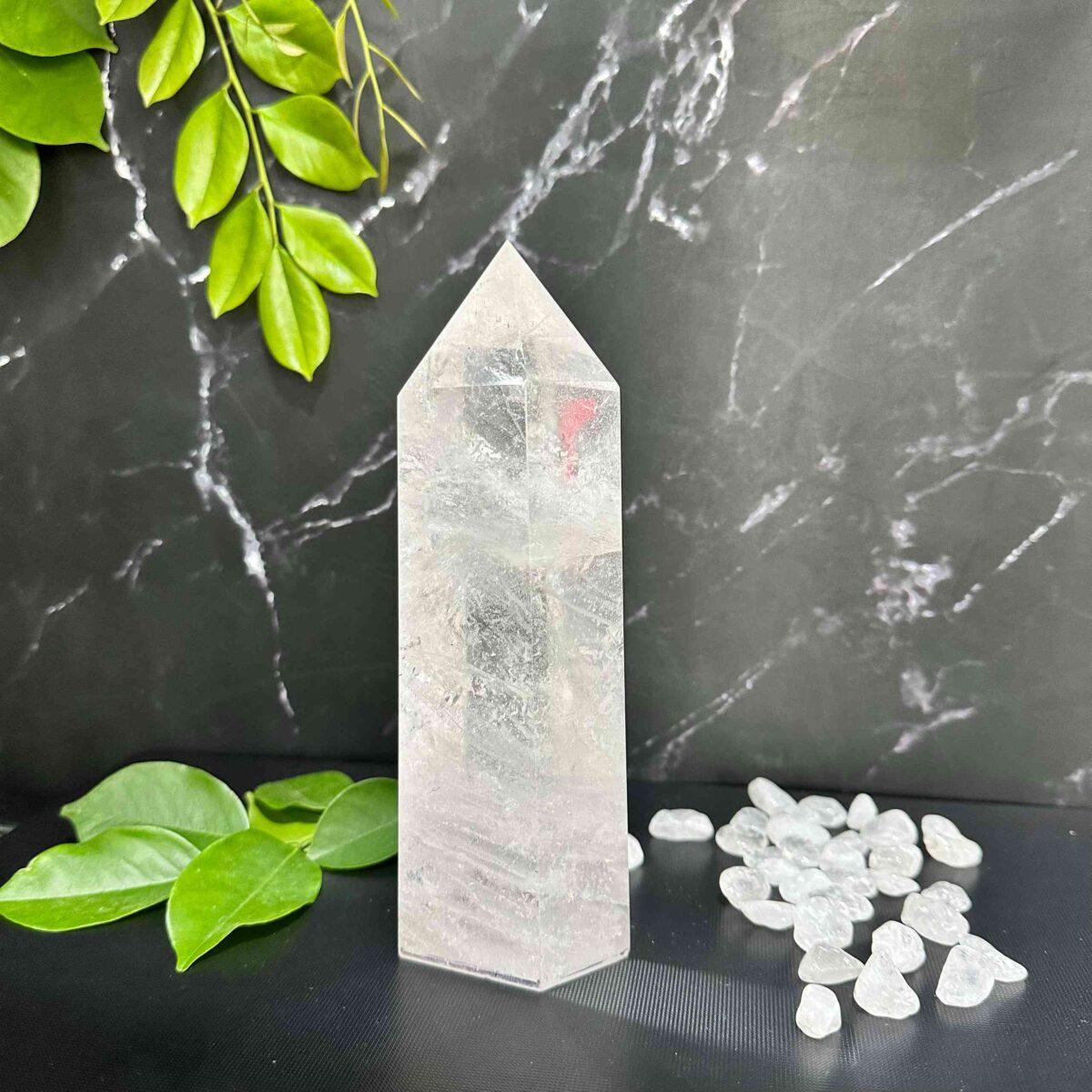 trụ đá thạch anh trắng